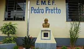 Travesseiro - Travesseiro-RS-Busto de Pedro Pretto em frente a Escola-Foto:Verner Gregory