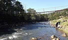 Trs Cachoeiras - Trs Cachoeiras-RS-Ponte Pnsil sobre o Rio da Terra-Foto:Ubirajara Cruz