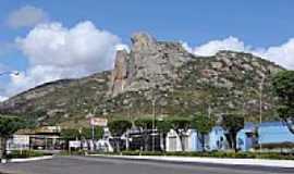 Milagres - A cidade com a serra ao fundo de Milagres-BA-Foto:HELDER