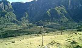 Anitpolis - Campo, com a Serra de fundo