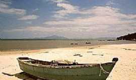 Bombinhas - Praia de Zimbros e ao fundo a Ilha de Florianpolis em Bombinhas-SC-Foto:Wolfgang Wodeck