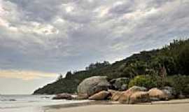 Bombinhas - Rochas na Praia de Canto Grande em Bombinhas-SC-Foto:Germano Schr