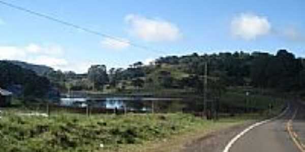 Lago s margens da Rodovia em Capo Alto-Foto:cicero r maciel