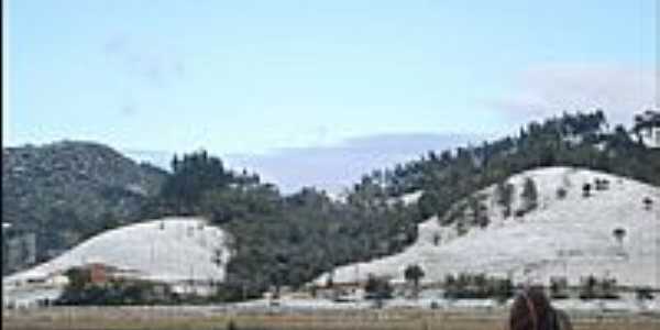 Montanhas cobertas de neve no dia 23/07/2013 em Doutor Pedrinho-SC-Foto:Dalila Girelli