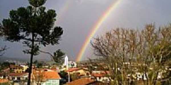 Arco-ris ao fim de tarde em Lebon Rgis-SC-Foto:Cristyan Pierdon