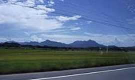 Massaranduba - Rodovia com montanhas ao fundo em Massaranduba-Foto:Angelo Carlos Ronchi