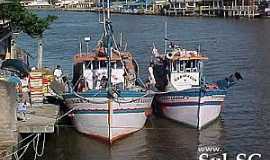 Passo de Torres - Passo de Torres-SC-Barcos no Rio Mampituba-Foto:Brenner W. C.