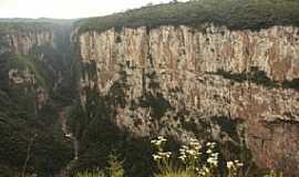 Praia Grande - Praia Grande-SC-Serra do Faxinal e ao fundo Canyon Itaimbezinho-Foto:viagemdeboa.com.br