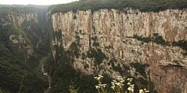 Praia Grande-SC-Serra do Faxinal e ao fundo Canyon Itaimbezinho-Foto:viagemdeboa.com.br