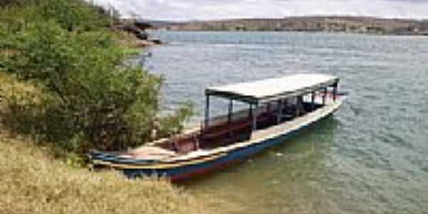 Barco ancorado na beira do rio no Povoado de Jenipatuba em Gararu-SE-Foto:Thiago dos Passos