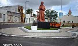Macambira - Imagem de So Francisco de Assis na praa da Igreja-Foto:Sergio Falcetti
