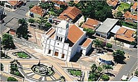 Adolfo - Vista a�rea da pra�a central e Matriz de S�o Jos� da cidade de Adolfo - SP