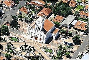Vista a�rea da pra�a central e Matriz de S�o Jos� da cidade de Adolfo - SP
