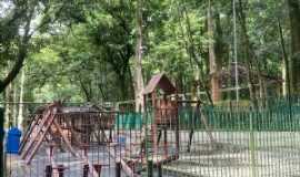 guas da Prata - bosque municipal playground, Por MARCIO ROVER