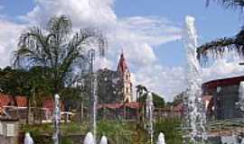 guas de Santa Brbara - Chafariz e ao fundo a Igreja em guas de Santa Brbara-Foto:LucasinFilm