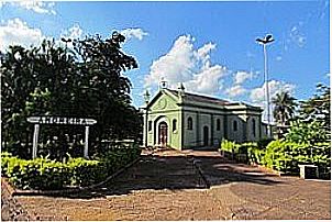 Matriz e p�rtico da cidade de Alberto Moreira - SP