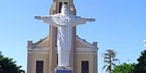 Praa Joo Soares- Na foto, Igreja Matriz So Joo Batista e Cristo