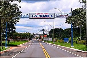 P�rtico de entrada da cidade Alvinl�ndia -SP