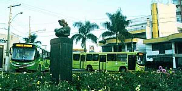 Anpolis-GO-Monumento na Praa das Mes-Foto:domdomingos