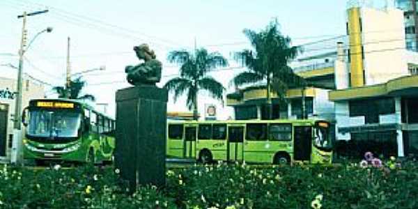 Anpolis-GO-Monumento na Praa das Mes-Foto:domdomingos