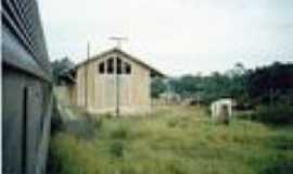 Aracau - A estao,em 13/05/1999.Ao lado,o trem,em Aracau-Foto:Ralph M. Giesbrecht