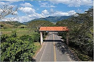 P�rtico de entrada da cidade de Arape� -SP