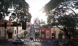 Araraquara - Avenida Brasil - Ao fundo Igreja Matriz de So Bento
Foto de Yuri Sabino