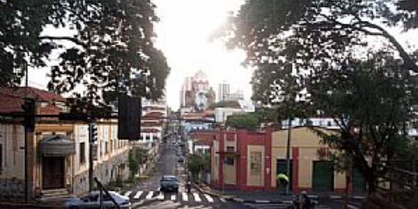 Avenida Brasil - Ao fundo Igreja Matriz de So Bento
Foto de Yuri Sabino