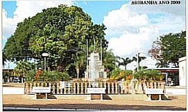 Ariranha - Jardim com Monumento na pra�a central de Ariranha - SP
