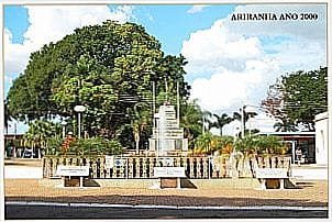 Jardim com Monumento na pra�a central de Ariranha - SP