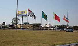 Barretos - Bandeiras na entrada do Parque do Peo em Barretos-SP-Foto:Tony Borrach