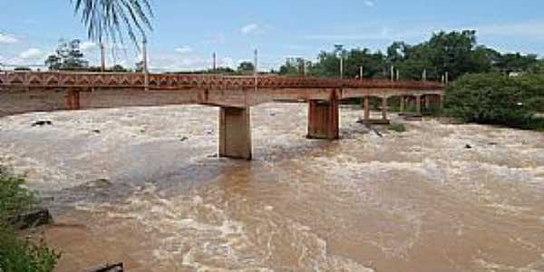 Cachoeira de Emas-SP-Ponte sobre o Rio Mogi Guau-Foto:Gil Pagliarini