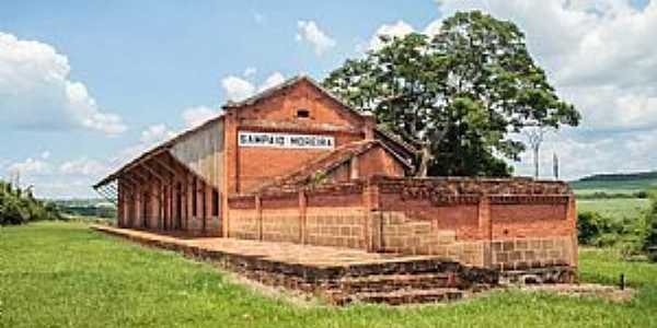 Antiga estaao ferrovia da Mogiana ,na outrora mega fazenda de cafe da familia Sampaio Moreira - Cajuru - SP