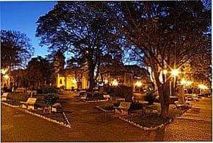 Vista noturna da Pra�a central e Igreja de Esp�rito Santo do Turvo - SP  