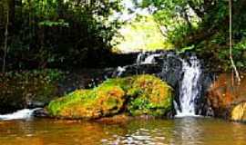 Gara - Pequena Cachoeira com uma piscina natural por Luciano Rizzieri 