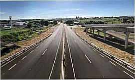 Guachos - Rodovia em Guachos, mais conhecida como Vila Esc�cia, distrito de Martin�polis - SP