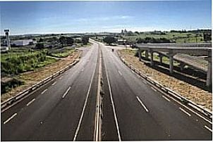 Rodovia em Guachos, mais conhecida como Vila Esc�cia, distrito de Martin�polis - SP