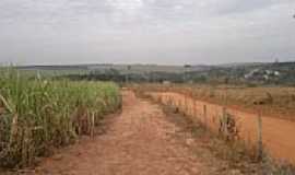 Guaianas - Estrada de terra e ao fundo a cidade de Guaianas-SP-Foto:Agrodoce