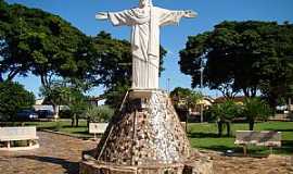 Guar - Guar-SP-Cristo na Praa Jos Pedro de Figueiredo-Foto:Alexandre Bonacini