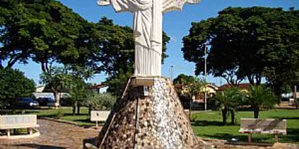 Guar-SP-Cristo na Praa Jos Pedro de Figueiredo-Foto:Alexandre Bonacini