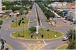 Trevo com Cristo na entrada da cidade  de Guararapes - SP