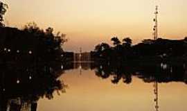 Holambra - Foto noturna de lago em Holambra-SP-Foto:Ernandes C Santos