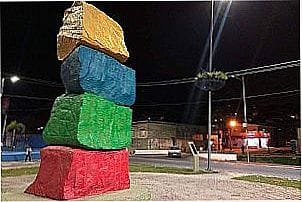 Homenagem ao nome da cidade, Pedra Chata, em Itapevi - SP