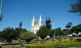 Itirapu - Praa e Igreja Matriz-Foto:Alexandre Bonacini