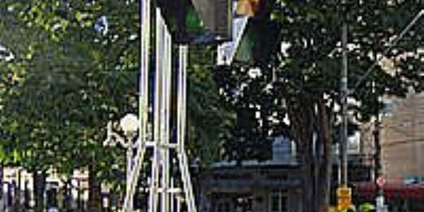 Itu-SP-Semforo gigante na Praa da Matriz-Foto:Wikipdia.