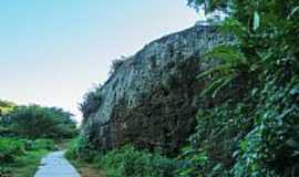 Piraj - Piraj-BA-Pedra grande no Parque So Bartolomeu-Foto:Sidney Zaratustra