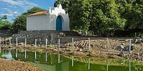 Poo de Fora-BA-Capela s margens do riacho-Foto:rotadosertao.