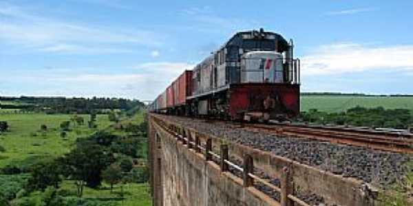 Orlndia-SP-Locomotiva passando na ponte-Foto:davi lavalle