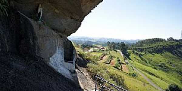 Pedra Bela-SP-Gruta no Morro-Foto:Ernandes C Santos