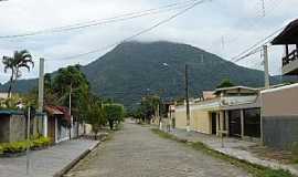 Perube - Perube-SP-Rua da cidade e o Morro de Guaru-Foto:patrique3000